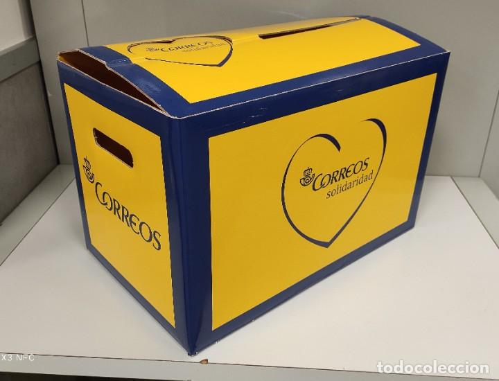 Blechdosen und Kisten: CORREOS - CAJA DE CARTON - CORREOS SOLIDARIDAD - 47 x 29 x 30 cm.