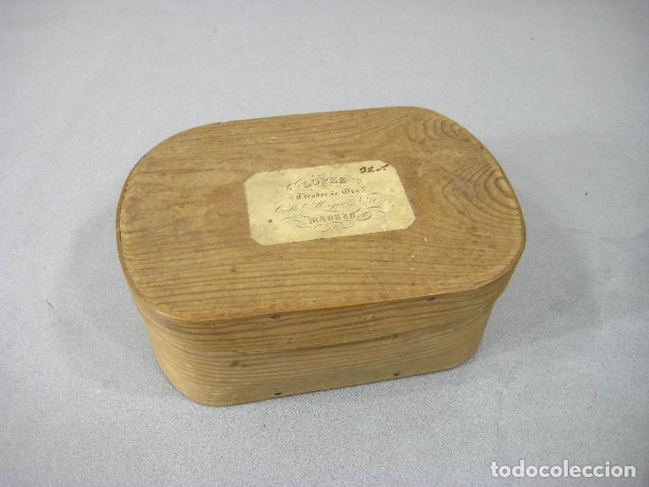 Cajas y cajitas met&aacute;licas: CAJA DE MADERA DE L&Oacute;PEZ. EL TIRADOR DE ORO. MADRID. BOTONES Y EFECTOS MILITARES