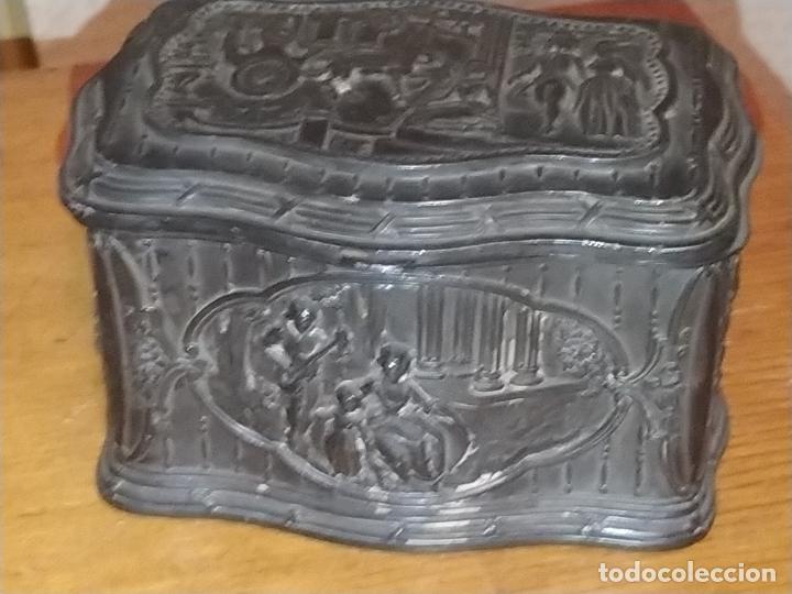 Cajas y cajitas met&aacute;licas: Caja joyero en metal con escenas en relieve Princ. S, XX