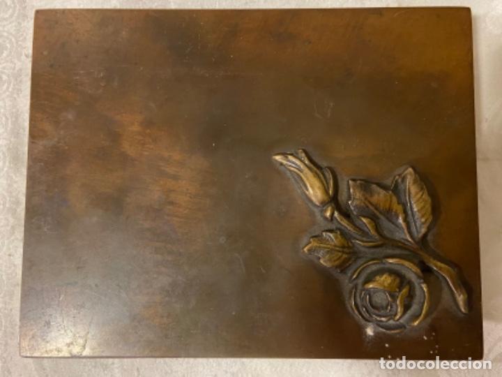 Cajas y cajitas met&aacute;licas: C-23. Caja cigarrera Art Dec&oacute; de cobre macizo con rosa. Rotterdam.