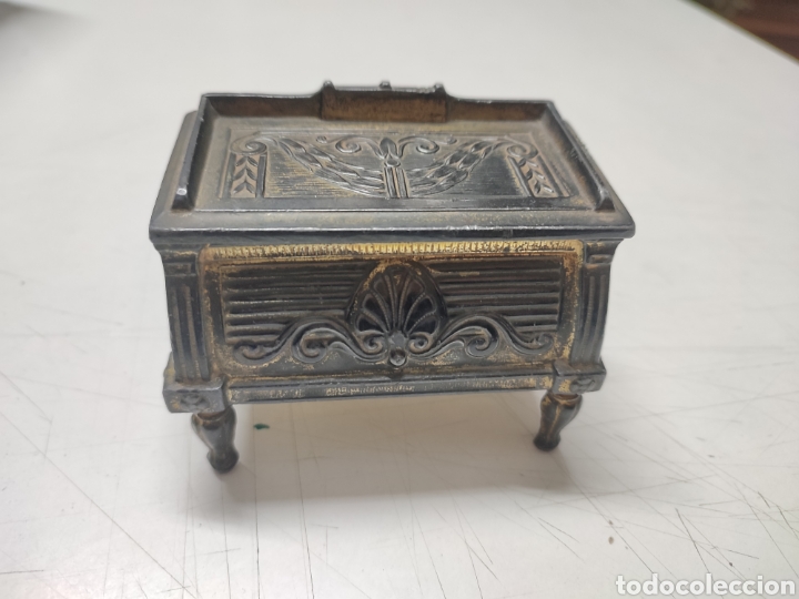 Cajas y cajitas met&aacute;licas: Antigua cajita joyero de metal con forma de arc&oacute;n, c&oacute;moda o bargue&ntilde;o