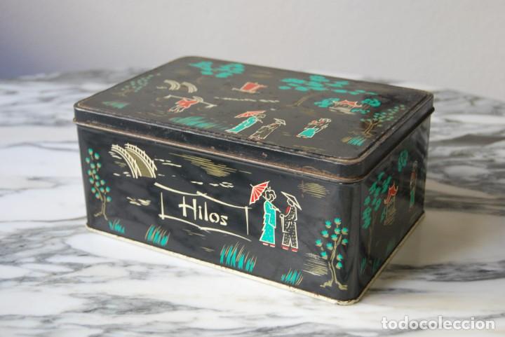 Cajas y cajitas met&aacute;licas: LATA DE COLA CAO - CAJA DE COLACAO - HILOS - FONDO NEGRO - ORIENTAL