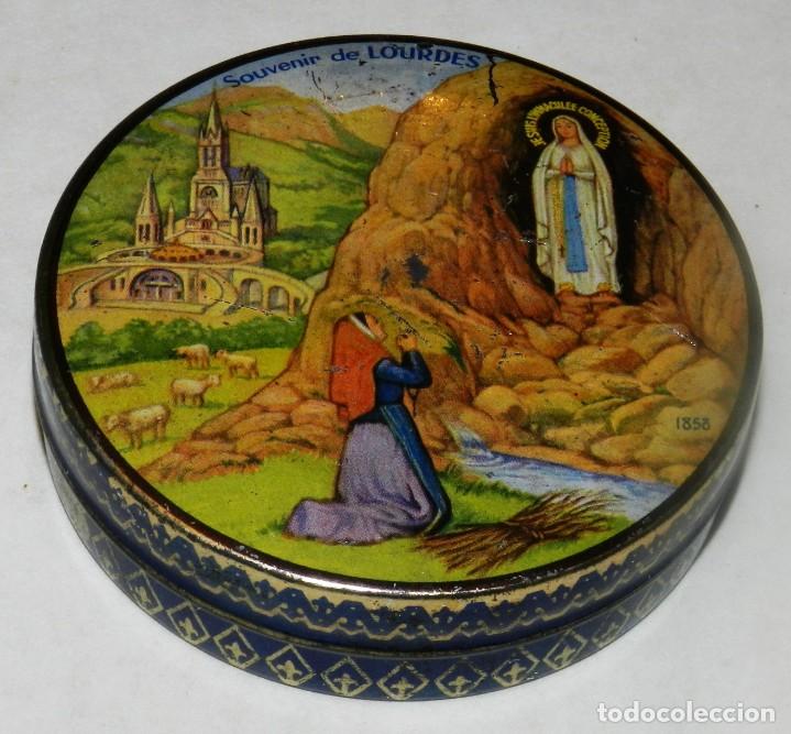 Blechdosen und Kisten: CAJA DE HOJALATA CON PUBLICIDAD DE SOUVENIR DE LOURDES, MIDE 8 CMS.