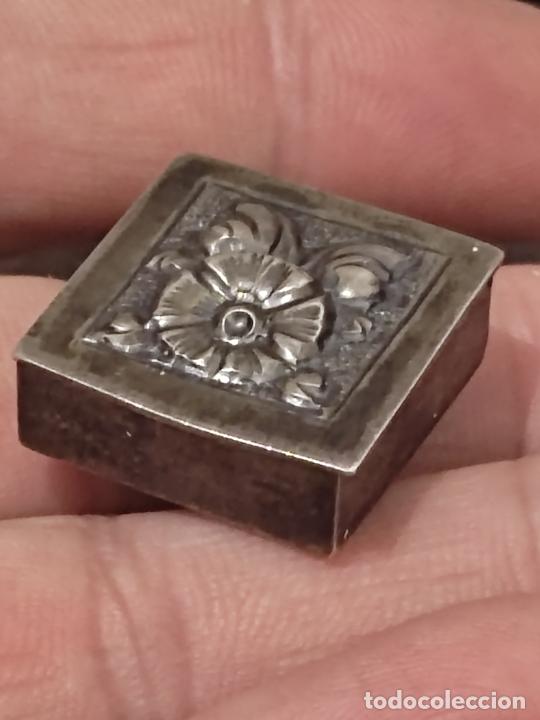 Boxes and metal boxes: PASTILLERO CAJITA 2,2 CMS X 0,7 ALTO ANTIGUA BONITA FLOR RELIEVE PRECIOSA PATINA