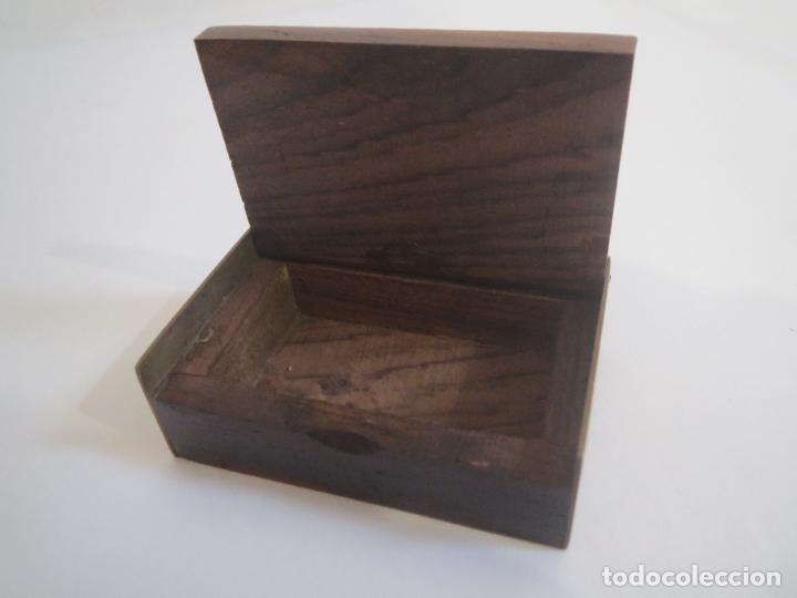 Cajas y cajitas met&aacute;licas: CAJITA RECTANGULAR DE MADERA CON ADORNOS DE LATON - Foto 2