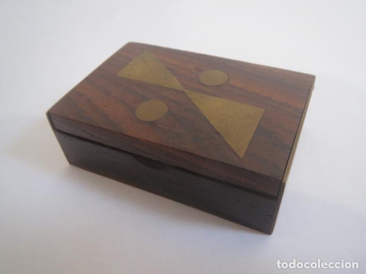 Cajas y cajitas met&aacute;licas: CAJITA RECTANGULAR DE MADERA CON ADORNOS DE LATON - Foto 1