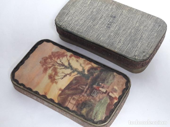 Bo&icirc;tes et petites bo&icirc;tes m&eacute;talliques: ANTIGUA CAJA DE BOMBONES O CARAMELOS EN CARTON Y CINTA, MEDIDAS 4X8X14 CM . BUEN ESTADO