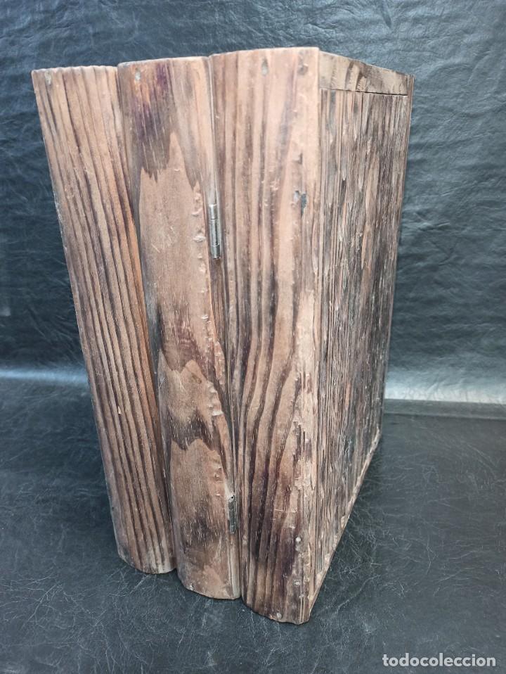 Caixas e caixinhas met&aacute;licas: Gran caja de madera con forma de libro. C1