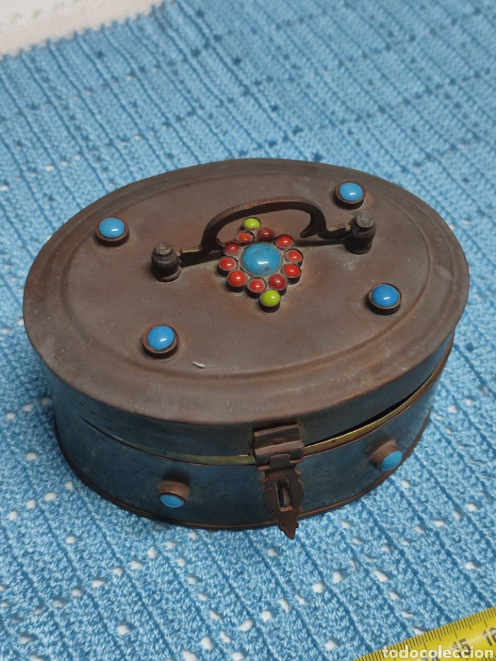 Bo&icirc;tes et petites bo&icirc;tes m&eacute;talliques: Caja met&aacute;lica ovalada decorada con piedras