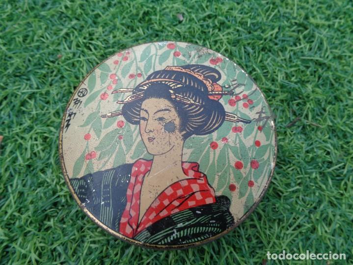 Cajas y cajitas met&aacute;licas: BONITA CAJA METALICA SIMILAR JAPON - JAPONESA CON FLORES DE LOTO Y 10 MU&Ntilde;ECOS EN SU INTERIOR A&Ntilde;OS 20