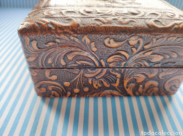 Cajas y cajitas met&aacute;licas: Caja en cuero repujado