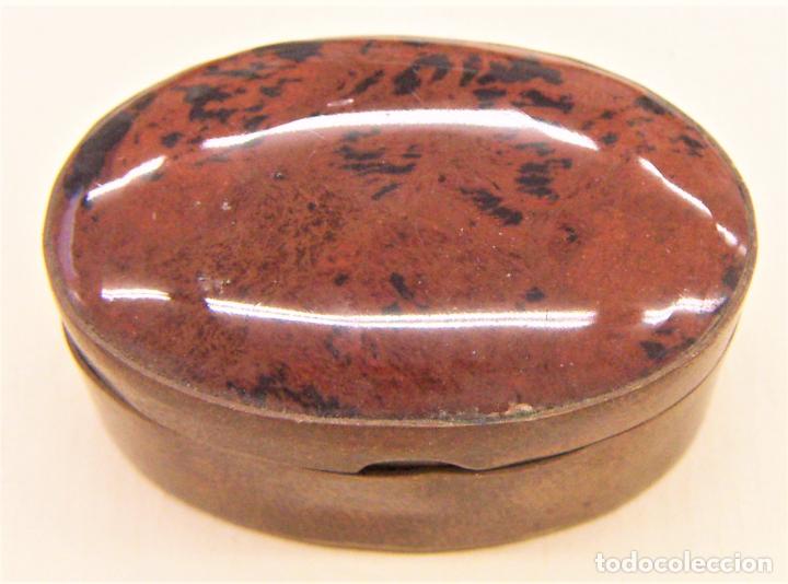 Cajas y cajitas met&aacute;licas: Antiguo pastillero con piedra natural