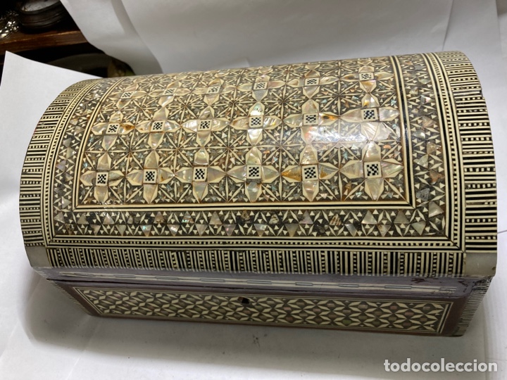 Cajas y cajitas met&aacute;licas: BAUL JOYERO DE MADERA CON INCRUSTACIONES DE NACAR Y MARFIL, TRABAJO DE MARQUETERIA Y MICROMOSAICO