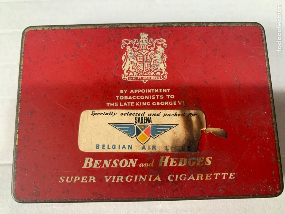 Bo&icirc;tes et petites bo&icirc;tes m&eacute;talliques: ANTIGUA CAJA MET&Aacute;LICA DE 25 CIGARRILLOS BENSON AND HEDGES. ETIQUETA DE SABENA AIR LINES.