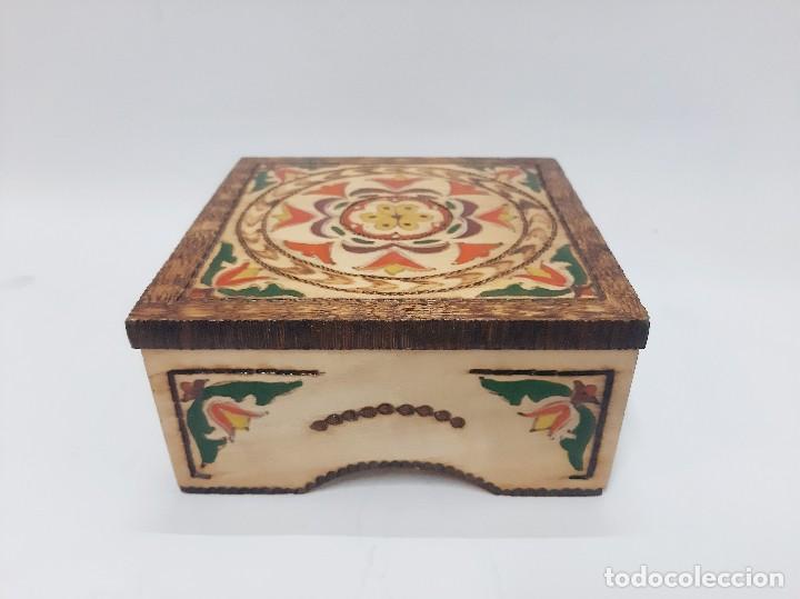 Cajas y cajitas met&aacute;licas: Caja de madera de pirograbado