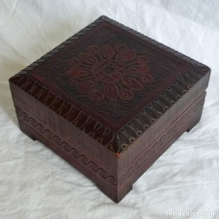 Casse e cassette metalliche: Caja de madera tallada con incrustaciones de lat&oacute;n