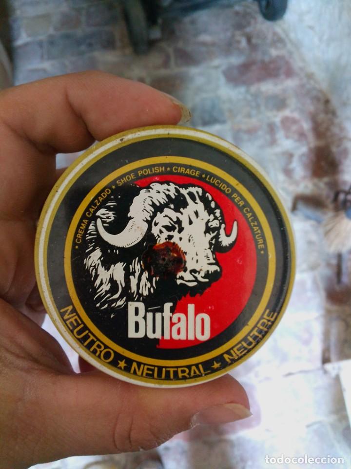 Cajas y cajitas met&aacute;licas: Antigua lata crema zapatos bufalo
