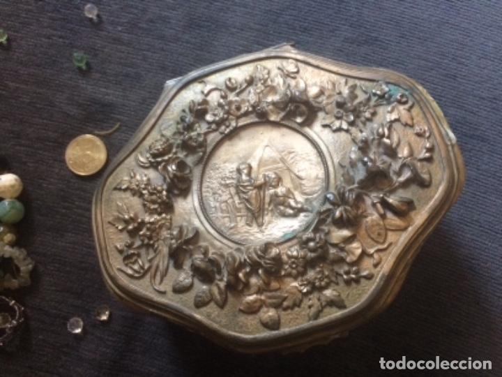 Cajas y cajitas met&aacute;licas: Caja joyero isabelino imperio xix escenas laton
