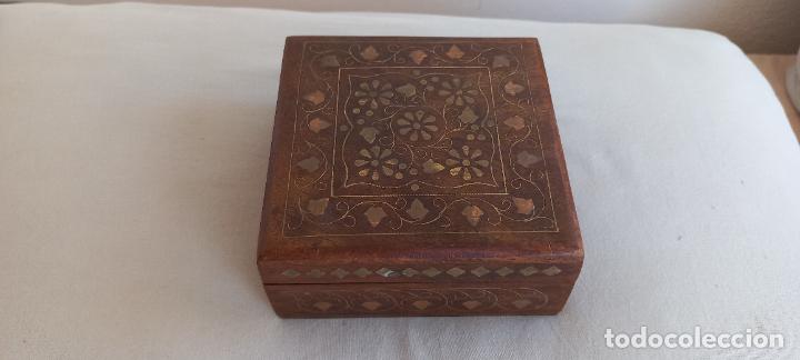 Cajas y cajitas met&aacute;licas: ANTIGUA CAJA O JOYERO DE MADERA CON INCRUSTACIONES DE COBRE Y LAT&Oacute;N.