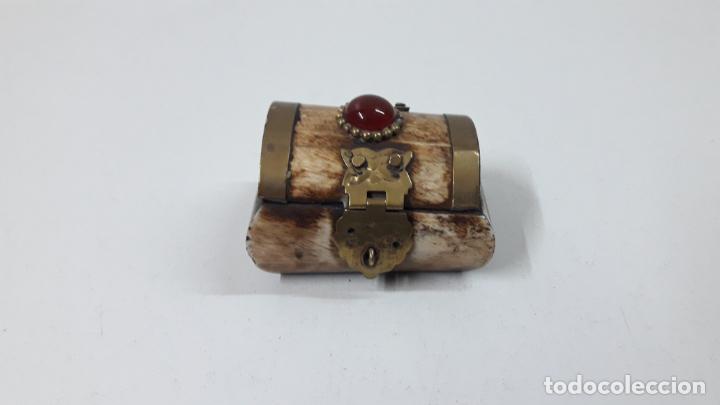 Cajas y cajitas met&aacute;licas: BONITA CAJITA / JOYERO . REALIZADO EN HUESO CON INCRUSTACIONES DE LATON . MEDIDA DE FRENTE 5,5 CM