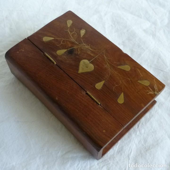 Cajas y cajitas met&aacute;licas: Caja de madera en forma de libro con detalles de lat&oacute;n