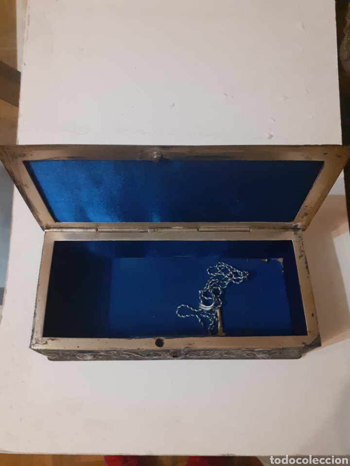 Cajas y cajitas met&aacute;licas: Preciosa caja joyero de metal, antigua, con dibujos en relieve. 21 x 10 x 6,5 cm. Muy buen estado.