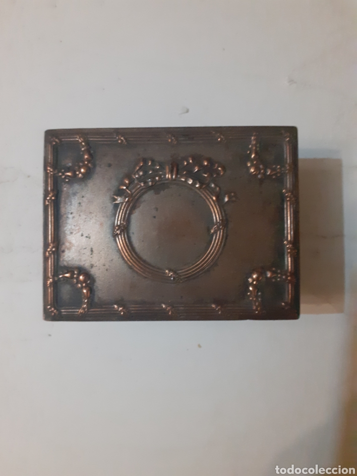 Cajas y cajitas met&aacute;licas: Antigua caja joyero de cobre con ornamentaci&oacute;n en relieve. 10 x 7,5 x 4,5 cm.