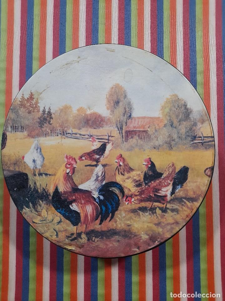 Bo&icirc;tes et petites bo&icirc;tes m&eacute;talliques: CAJA METAL GRANJA GALLINAS GALLO 25 CM DIAMETRO 9 CM ALTO