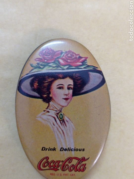 Bo&icirc;tes et petites bo&icirc;tes m&eacute;talliques: Cajita Met&aacute;lica Oval Drink Delicious Coca-Cola Reg U S Pat Off