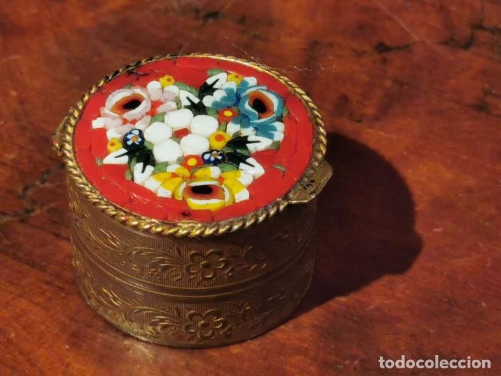 Casse e cassette metalliche: CAJITA PASTILLERO DE BRONCE CON DIBUJOS FLORALES HECHOS CON CRISTALES DE COLORES MINIATURA