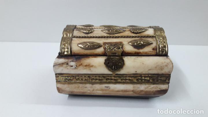 Cajas y cajitas met&aacute;licas: BONITA CAJITA / JOYERO . REALIZADO EN HUESO CON DETALLES DE LATON . MEDIDA DE FRENTE 11,4 CM
