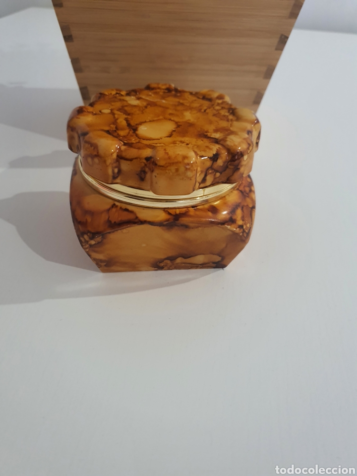 Cajas y cajitas met&aacute;licas: antiguo joyero naranja y dorado .