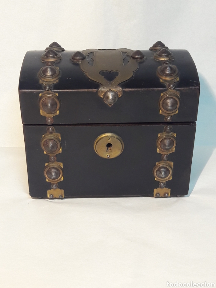Bo&icirc;tes et petites bo&icirc;tes m&eacute;talliques: ANTIGUA CAJA ARQUETA EN MADERA NOBLE Y ADORNOS EN LATON, HACIA MEDIADOS SIGLO XIX, MED. 8X10,5 13,5