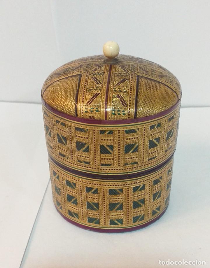 Cajas y cajitas met&aacute;licas: Caja-Bote de Tabaco marqueter&iacute;a de Paja XIX