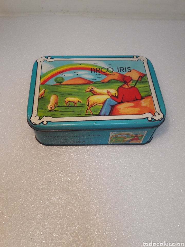 Bo&icirc;tes et petites bo&icirc;tes m&eacute;talliques: ANTIGUA CAJA HOJALATA PUBLICIDAD AZAFRANES ARCO IRIS NOVELDA ANGEL NAVARRO, MED 18X13X6 CM.