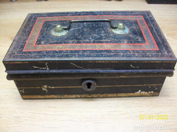 cajita de hojalata hucha con llave 10x7x4,5 cm - Acquista Scatole di latta  antiche e altre cassette di collezione su todocoleccion