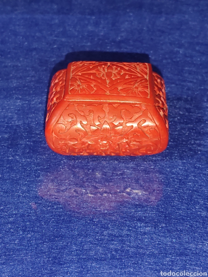 Cajas y cajitas met&aacute;licas: Peque&ntilde;a caja,cofre de cinabrio rojo y interior de esmalte.