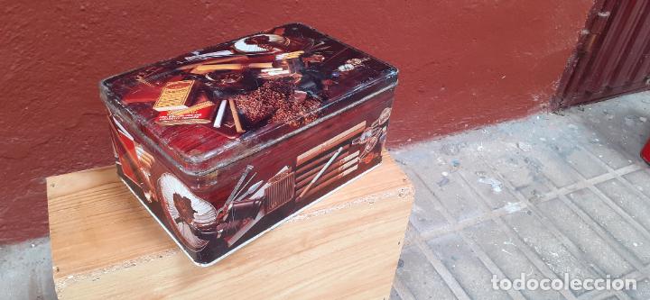 Cajas y cajitas met&aacute;licas: LATA DE cola cao CIGARROS TABACO