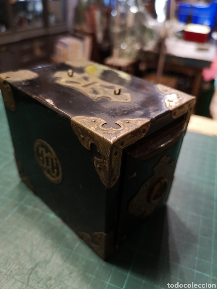 Bo&icirc;tes et petites bo&icirc;tes m&eacute;talliques: Cajita antigua japonesa