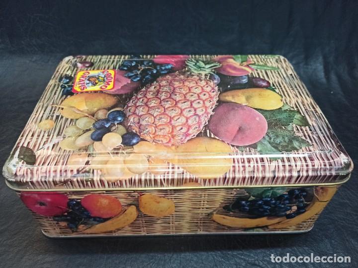 Caixas e caixinhas met&aacute;licas: Antigua y decorativa caja de lata. Mimbre y frutas. C58