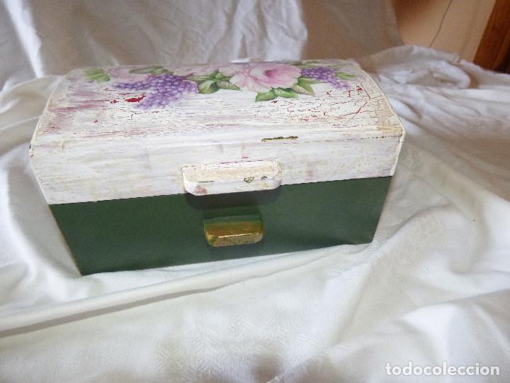 Cajas y cajitas met&aacute;licas: Cofre joyero,madera ,decorado a mano. - Foto 4