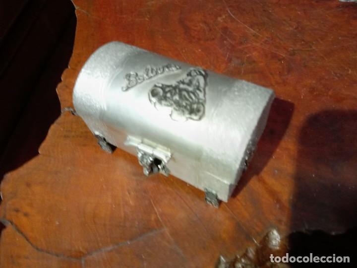 Bo&icirc;tes et petites bo&icirc;tes m&eacute;talliques: CAJITA EN FORMA DE ARCON DE BOLIVIA PEWTER