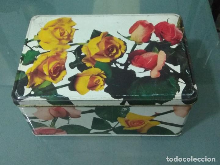 Cajas y cajitas met&aacute;licas: CAJA LATA COLA CAO. ROSAS ROJAS Y AMARILLAS. MUNICH 1972.