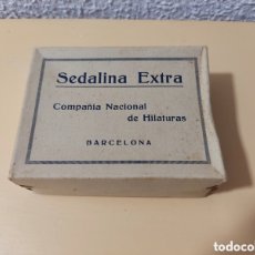 Cajas y cajitas metálicas: CAJA SEDALINAS EXTRA COMPAÑÍA NACIONAL DE HILATURAS BARCELONA HILO COSER VINTAGE. Lote 362590755
