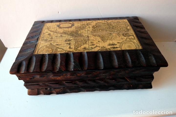 Cajas y cajitas met&aacute;licas: Caja de madera, a&ntilde;os 70 Estilo castellano. Reproducci&oacute;n de mapa mundi en tapa. 18x29x9 cm.