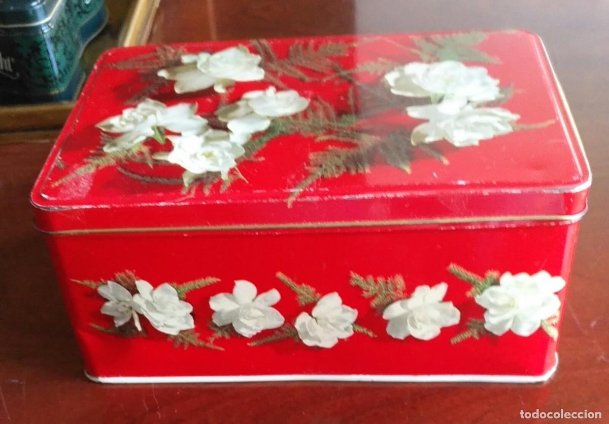 Cajas y cajitas met&aacute;licas: M188 Antigua lata / caja met&aacute;lica roja con flores blancas COLA-CAO - 22cm x 15cm x 9.50cm