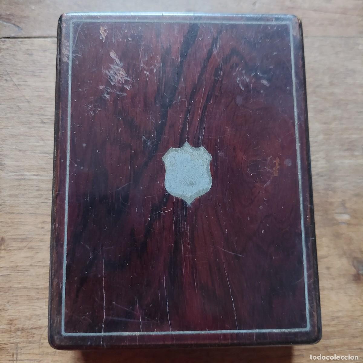 Cajas y cajitas met&aacute;licas: Antigua caja de madera para joya o medalla