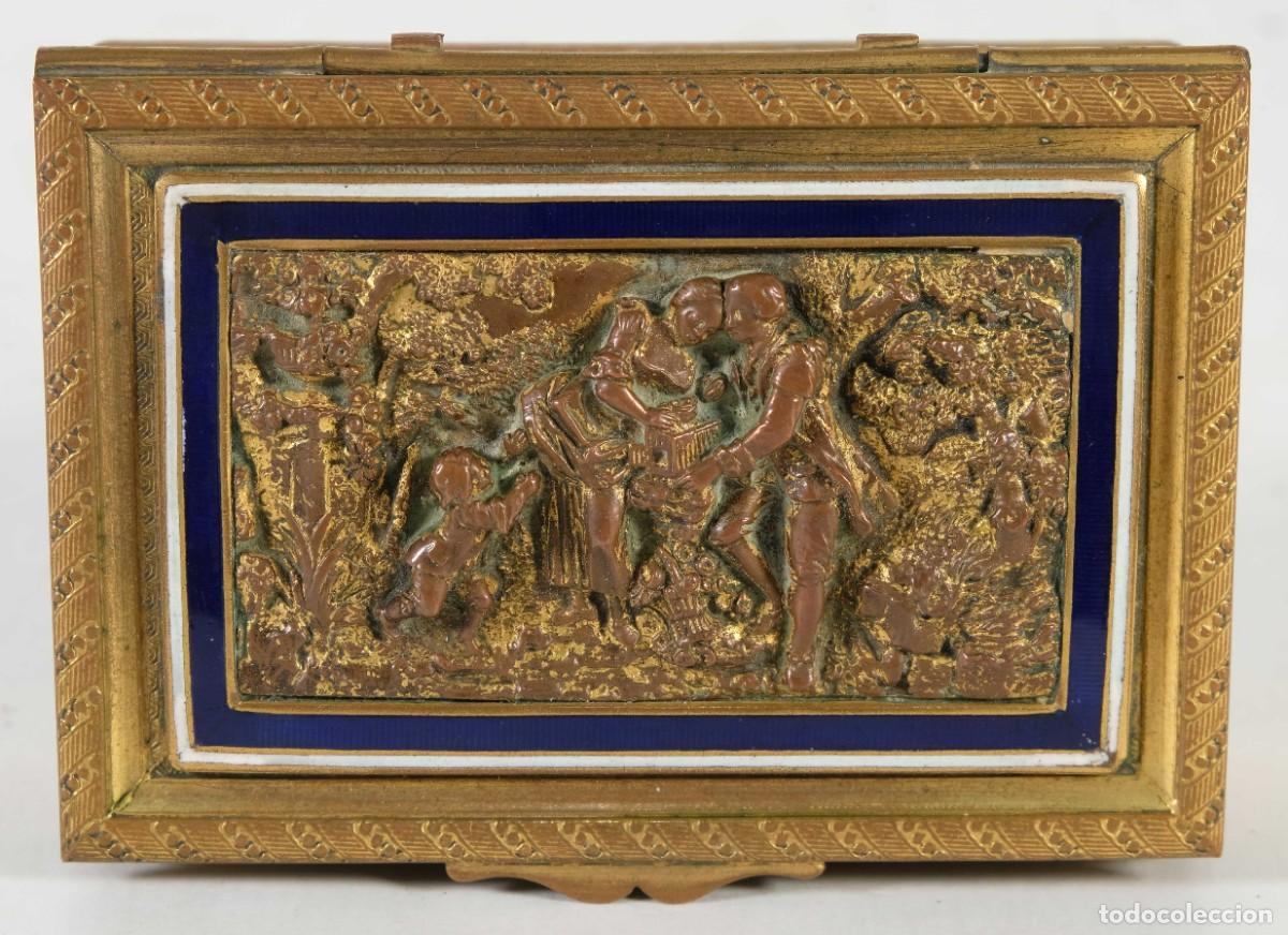 Blechdosen und Kisten: Caja en metal dorado y esmaltada con escena rom&aacute;ntica en relieve principios siglo XX