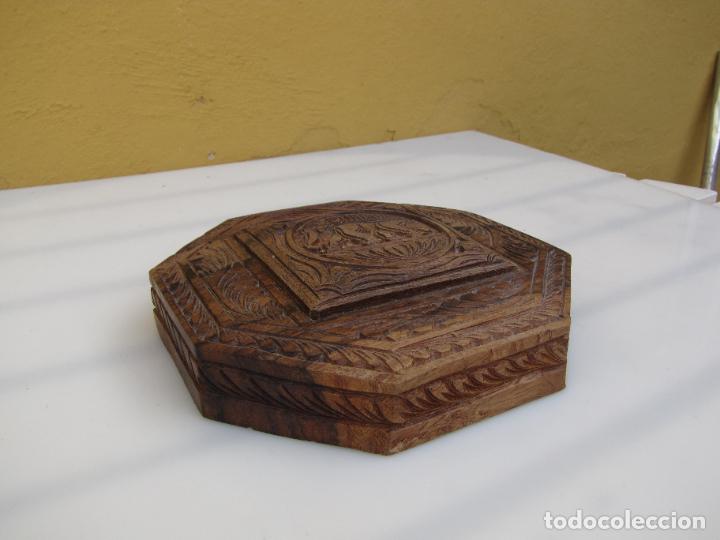 Cajas y cajitas met&aacute;licas: 41.- Caja joyero con secreto. Madera labrada de palisandro. Talla elefante