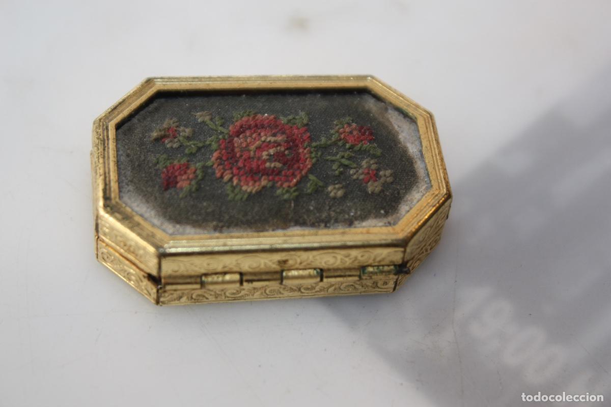 Cajas y cajitas met&aacute;licas: ANTIGUA CAJITA DE PERFUME S&Oacute;LIDO AV&Oacute;N -- CHARISMA